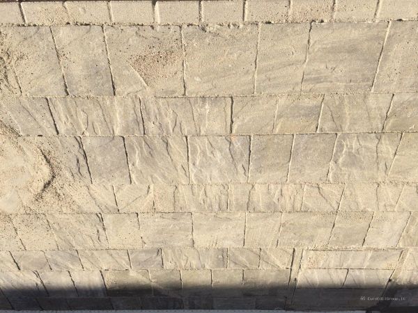 Rivestimento murale in pietra naturale effetto rustico realizzato da EuroEdil Group