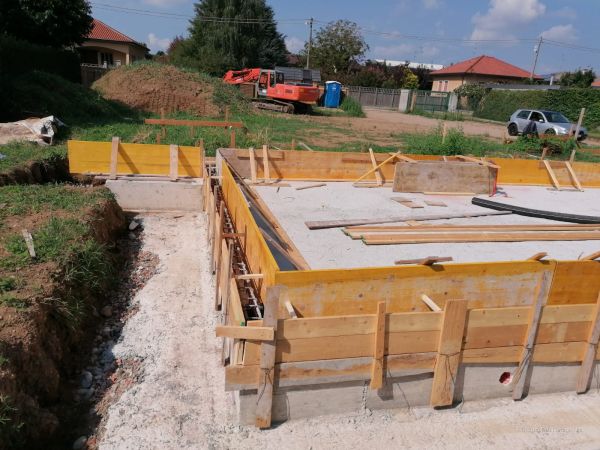 Cantiere edile durante la realizzazione delle fondazioni, con casserature in legno predisposte per il getto del calcestruzzo.