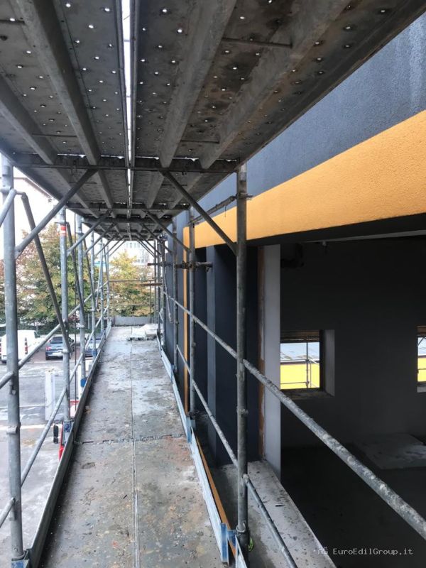 lavori di riqualificazione della facciata di un edificio eseguiti mediante ponteggio esterno.