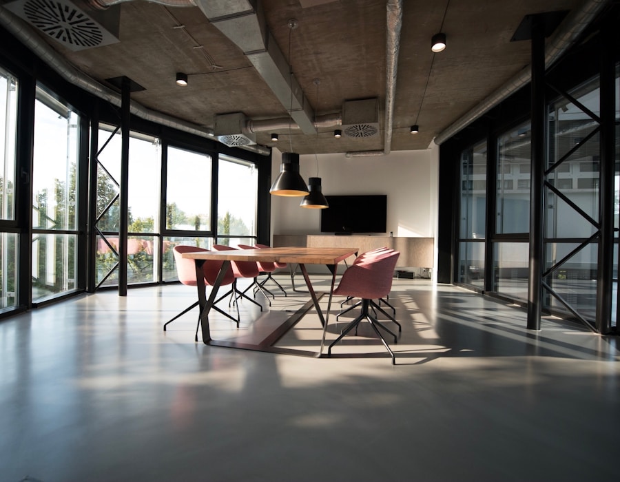 Imprenditore edile a Novara con elmetto e progetto sul cantiere